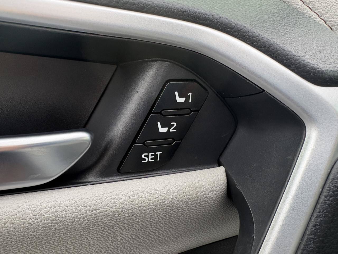 Used 2021 Toyota RAV4 Limited AWD/4WD image 19