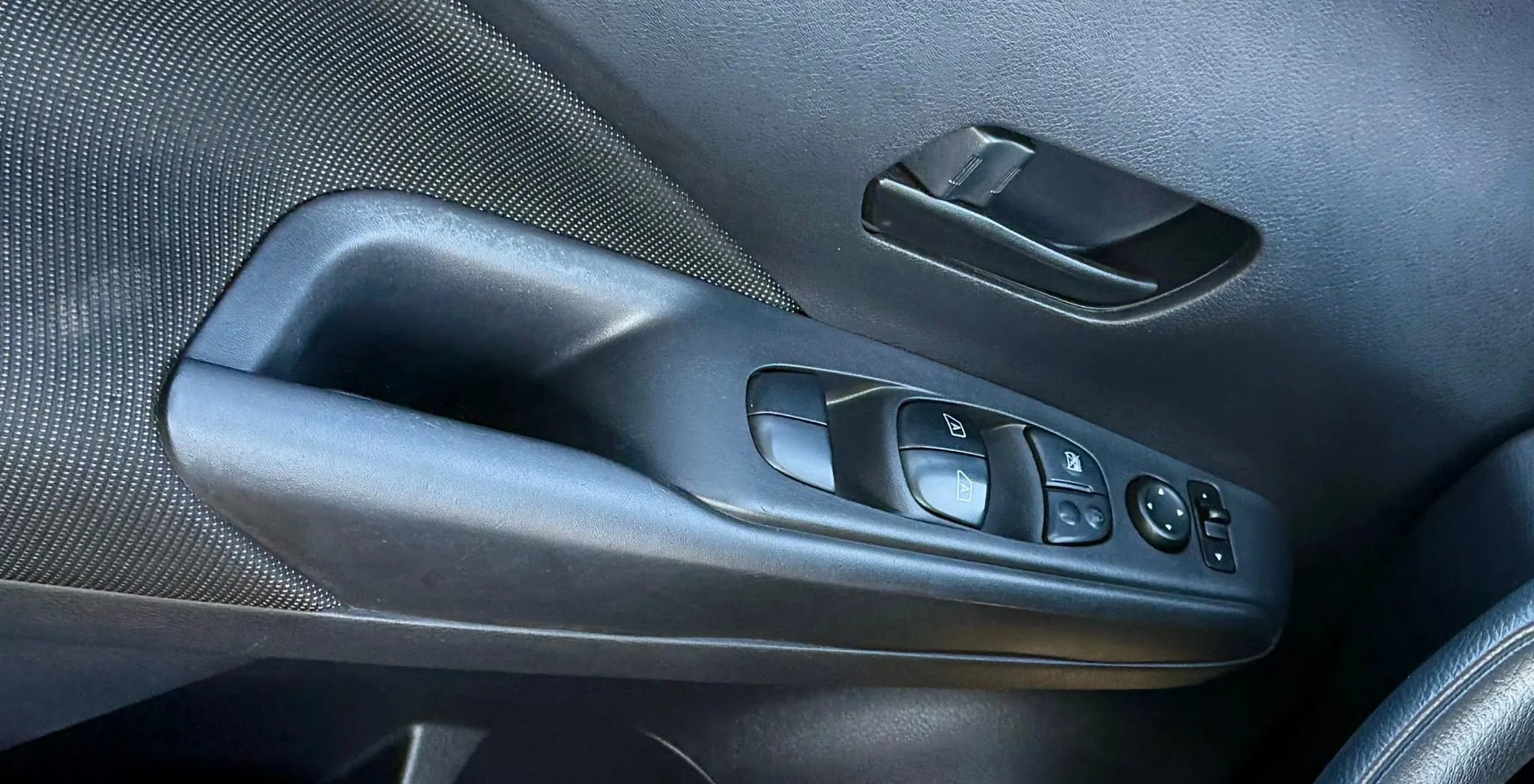 Used 2018 Nissan Kicks S image 18