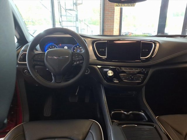 New 2026 Chrysler Pacifica Limited image 11