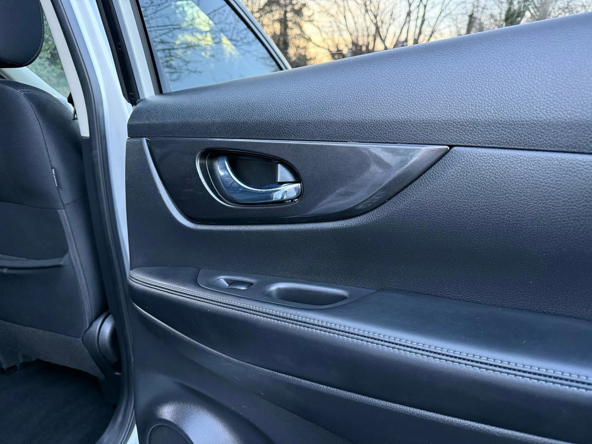 Used 2017 Nissan Rogue SV w/ SV Premium Package image 33