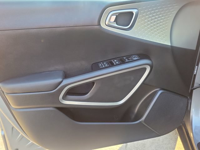 Used 2023 Kia Soul LX w/ LX Technology Package FWD image 12