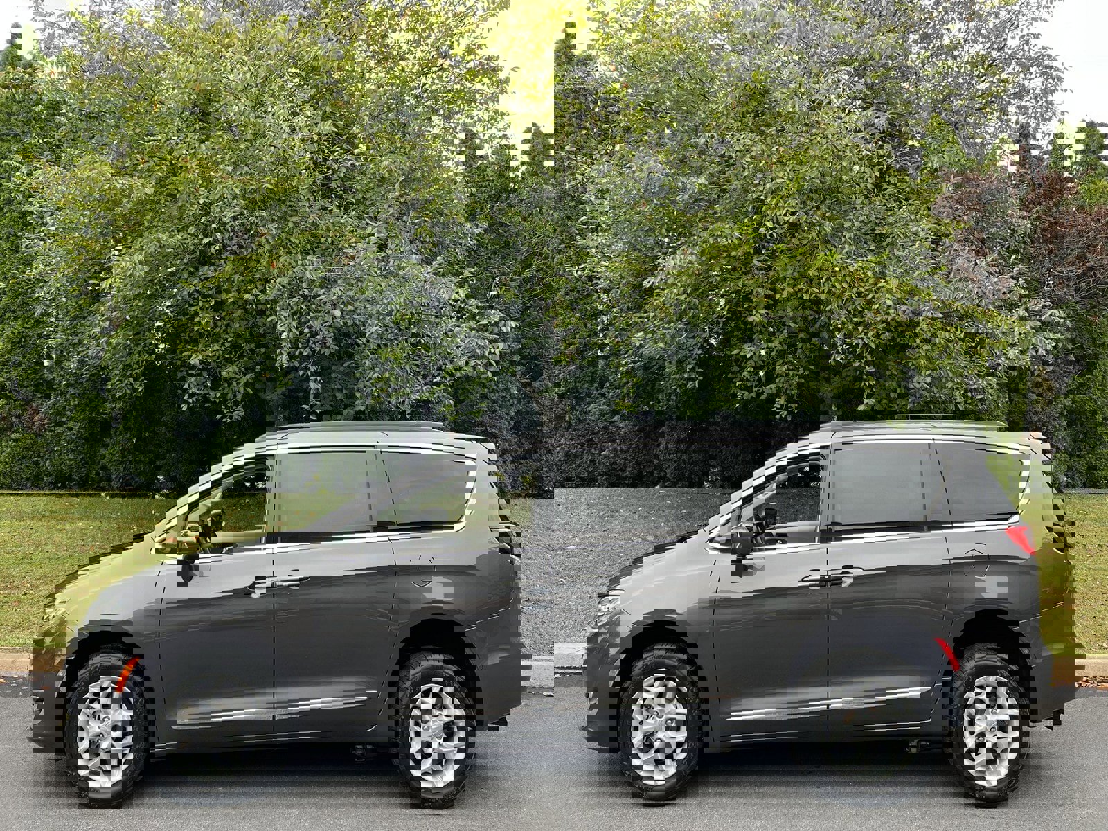 Used 2017 Chrysler Pacifica Touring-L w/ Tire & Wheel Group image 37