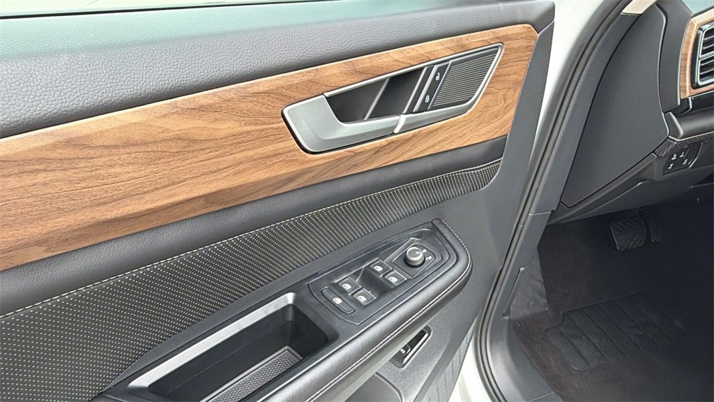 Used 2025 Volkswagen Atlas SE image 10