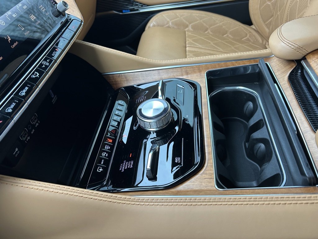 Used 2024 Jeep Grand Wagoneer Series III w/ HD Trailer Tow Package image 35