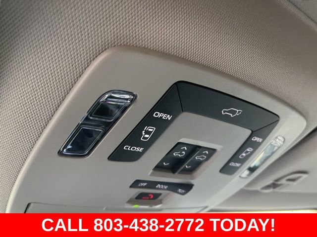 Used 2025 Toyota Sienna XLE image 30