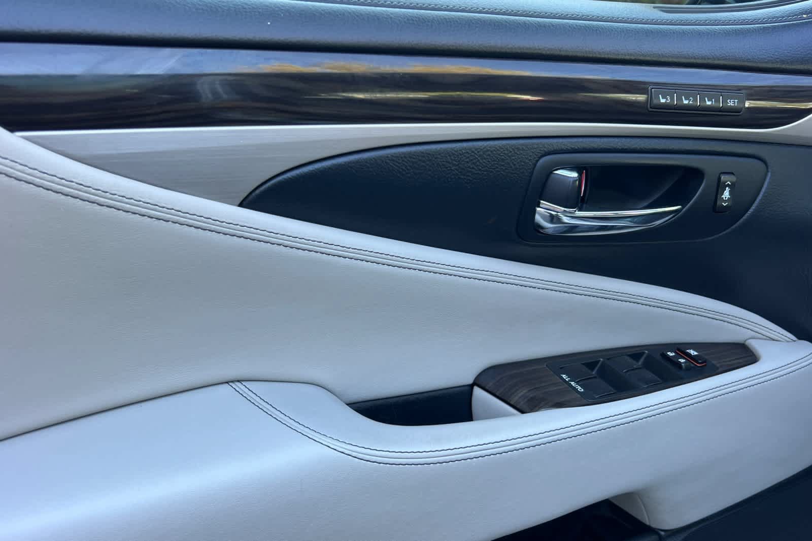 Used 2014 Lexus LS 460 w/ Comfort Package RWD image 12