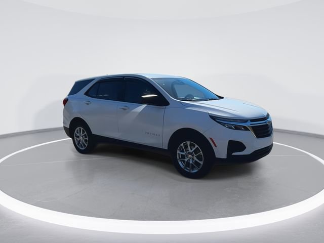 Used 2022 Chevrolet Equinox LS w/ LS Convenience Package image 2