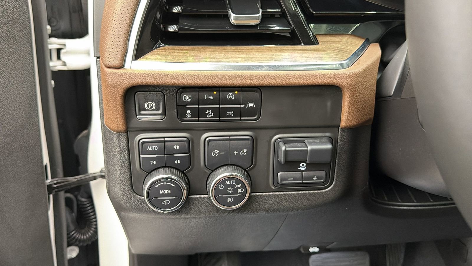 Used 2025 Chevrolet Suburban High Country image 27