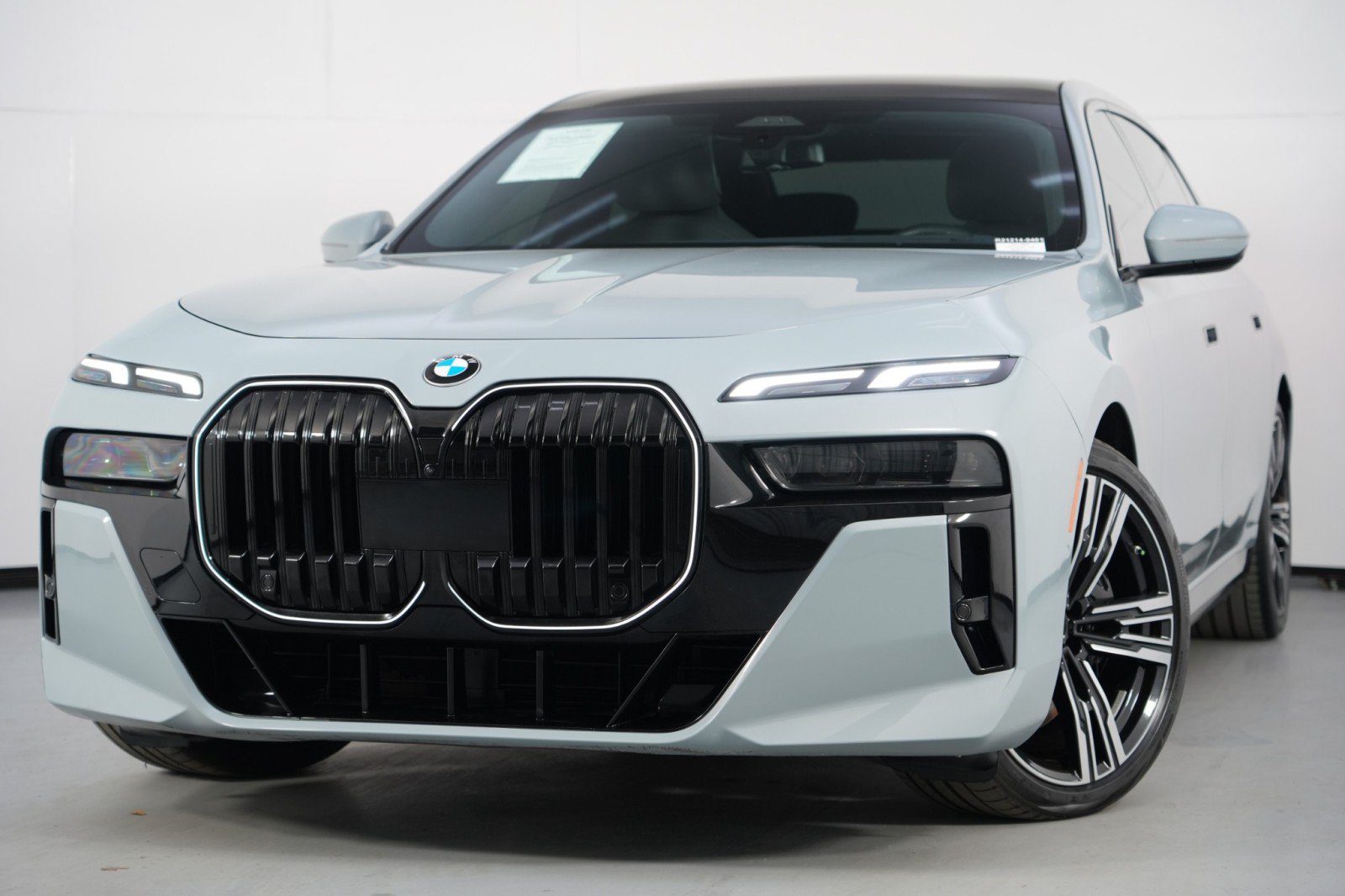 Used 2024 BMW 760i xDrive w/ Premium Package 2 AWD/4WD image 5