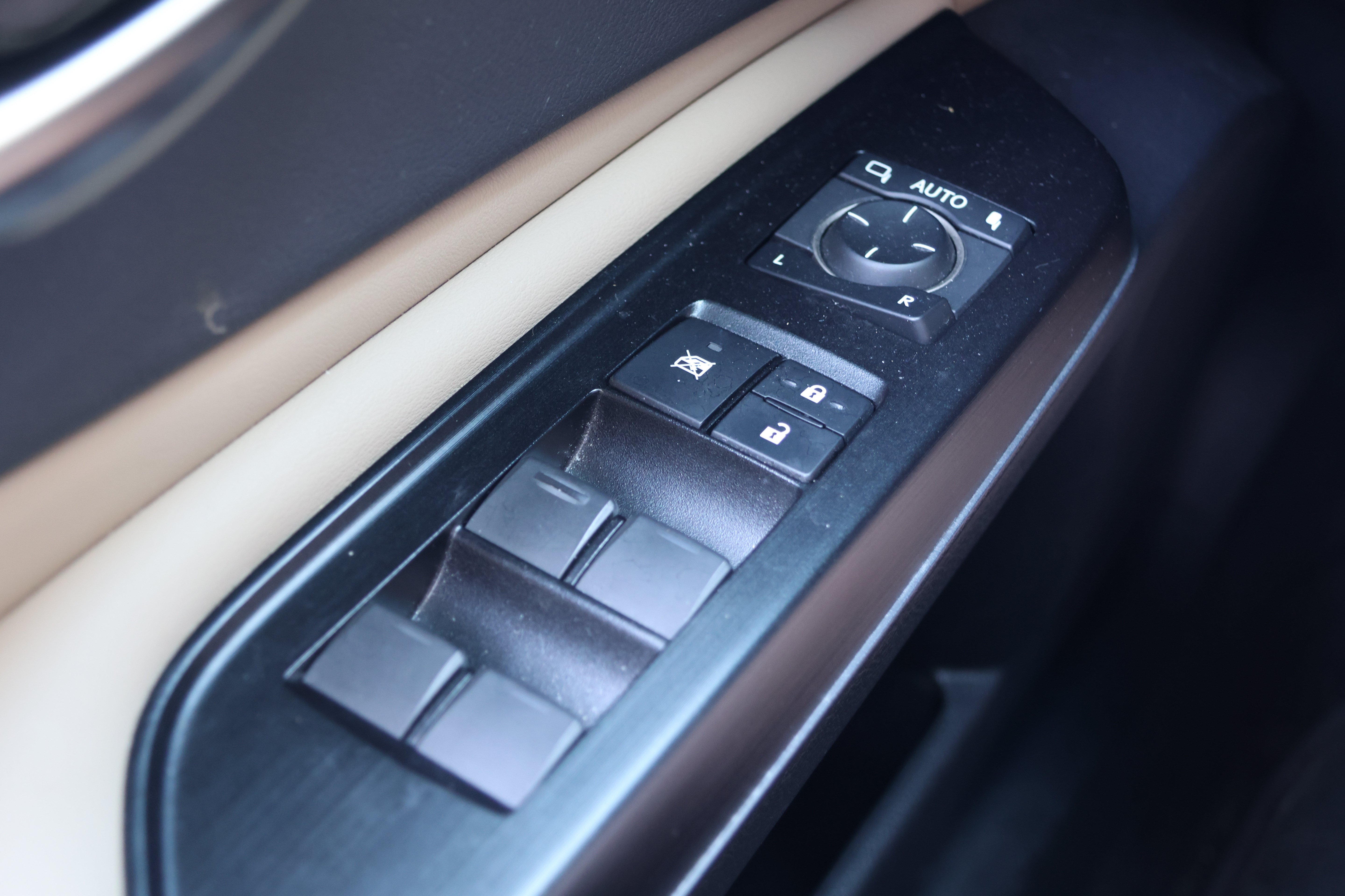 Used 2020 Lexus ES 300h w/ Premium Package FWD image 14