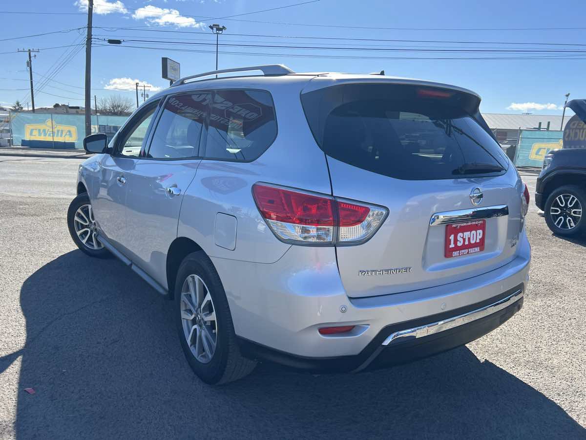 Used 2013 Nissan Pathfinder SV AWD/4WD image 7