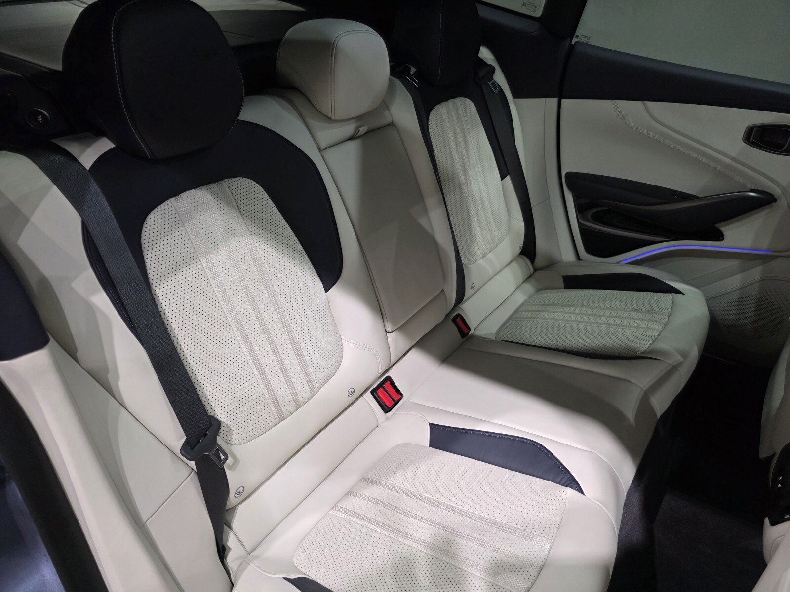 Used 2025 Aston Martin DBX 707 AWD/4WD image 22