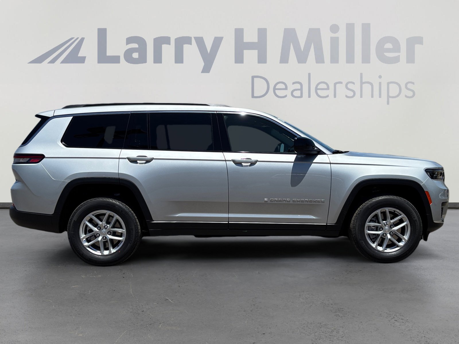 New 2025 Jeep Grand Cherokee L Laredo w/ Trailer Tow Package image 6