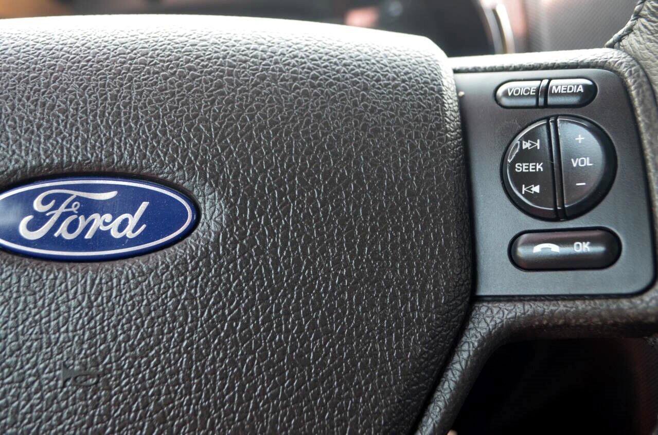 Used 2010 Ford Explorer XLT image 28