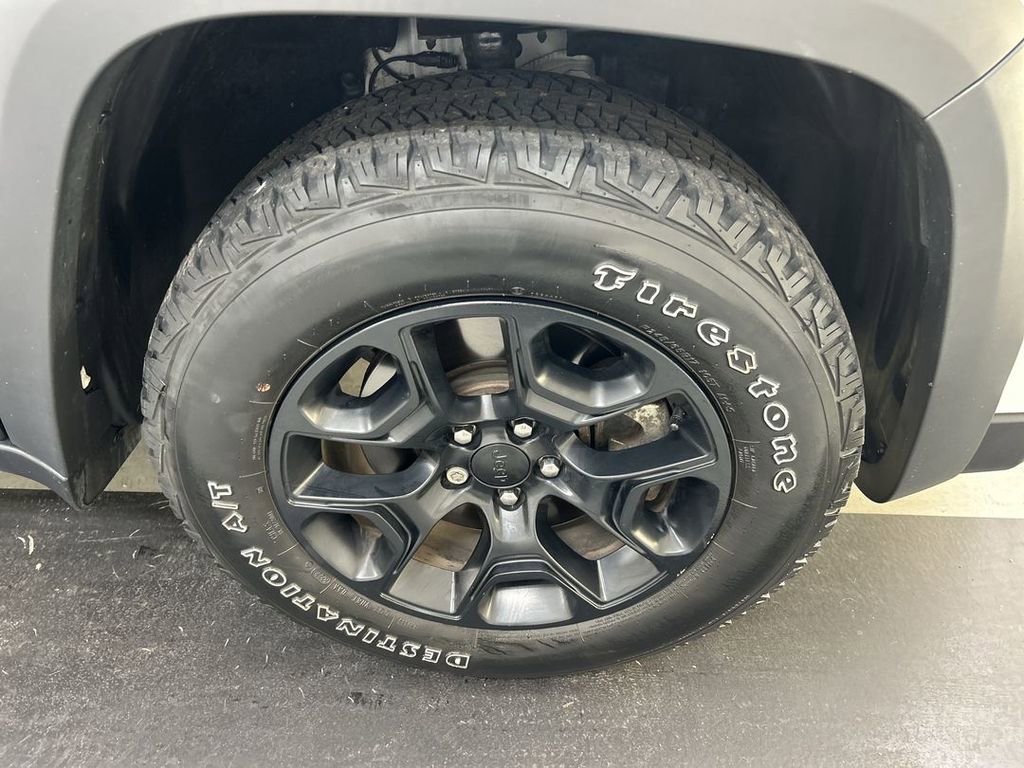 Used 2022 Jeep Cherokee Latitude AWD/4WD image 8