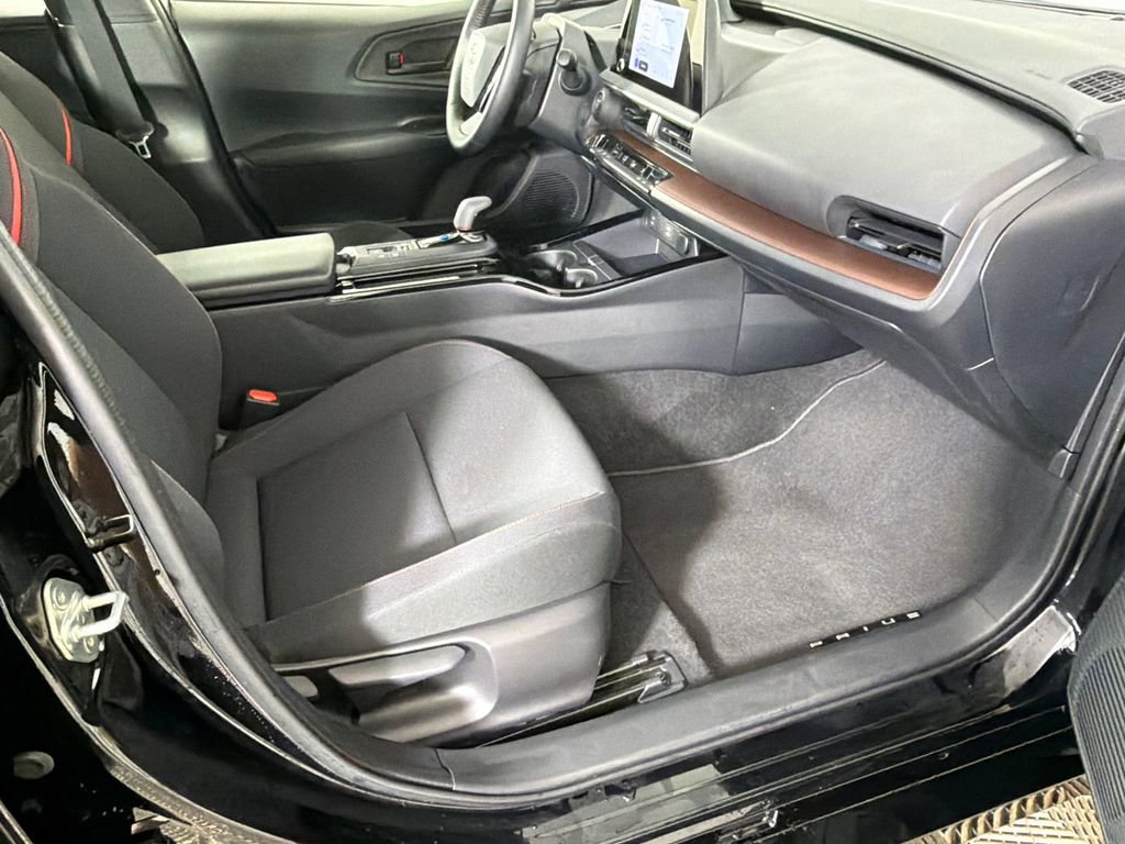Used 2025 Toyota Prius Plug-In Hybrid image 13