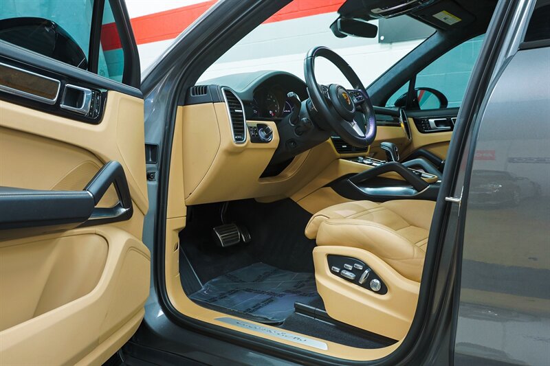Used 2020 Porsche Cayenne Turbo AWD/4WD image 53