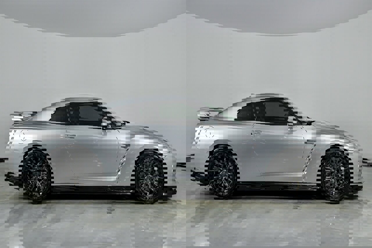 Used 2020 Nissan GT-R Premium image 14