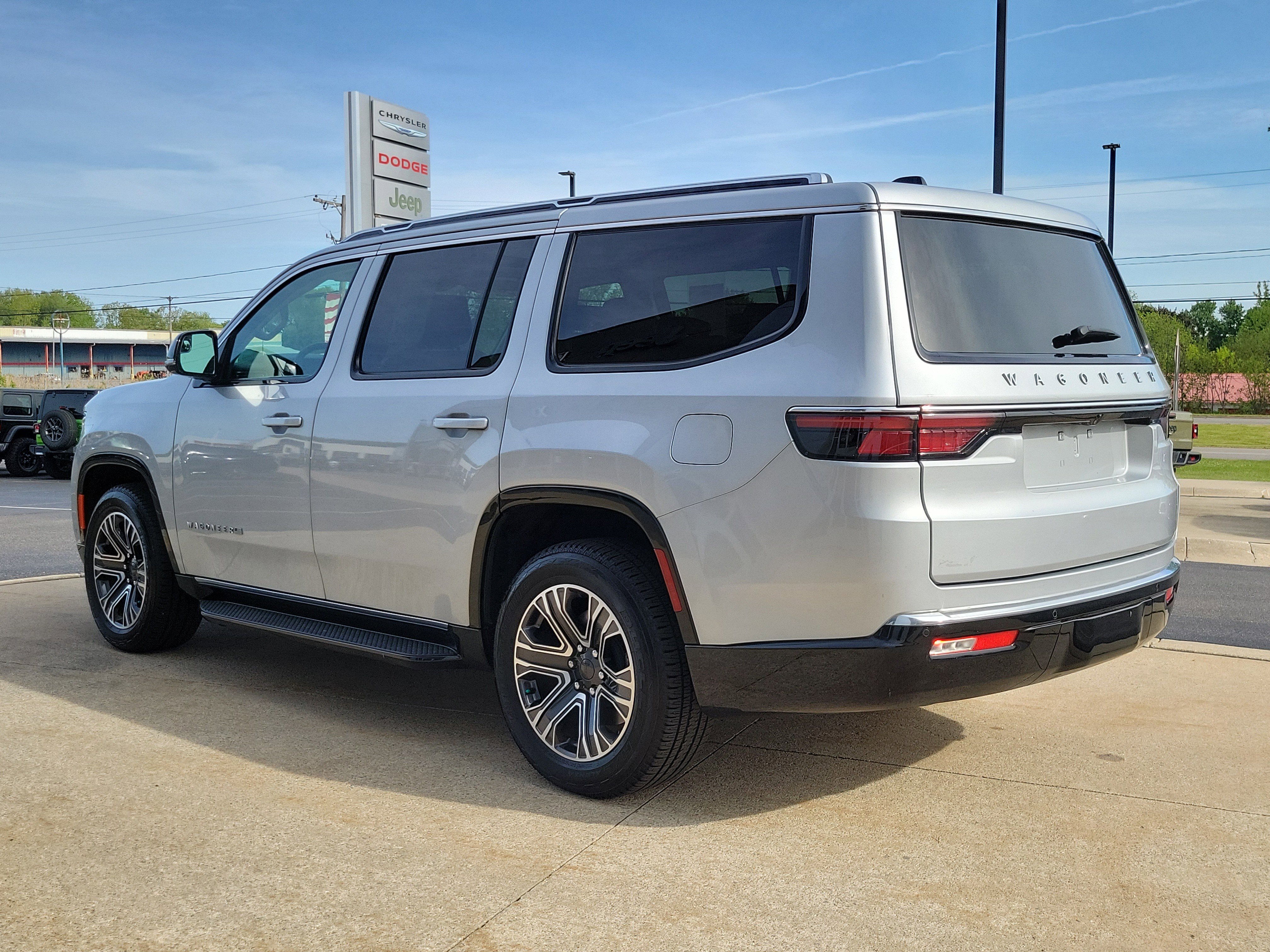 Used 2024 Jeep Wagoneer 4WD w/ Premium Group I image 3