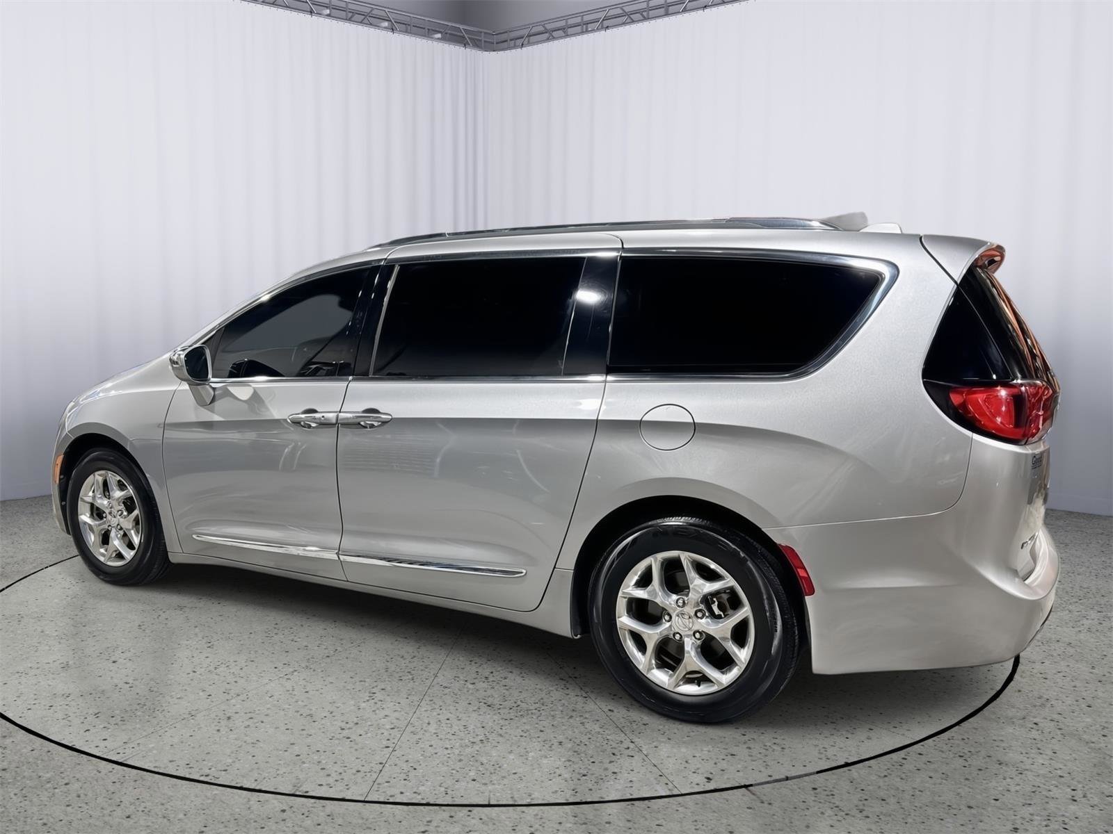 Used 2017 Chrysler Pacifica Limited w/ UConnect Theater Package image 10