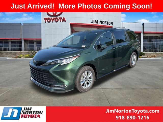 Used 2025 Toyota Sienna Limited image 2