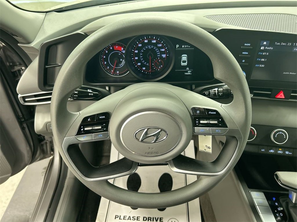 Used 2023 Hyundai Elantra SE image 4
