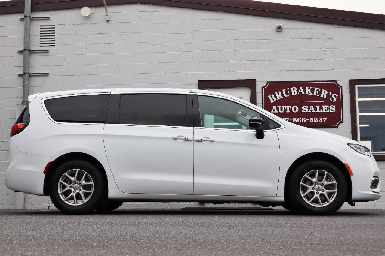 Used 2024 Chrysler Pacifica Touring-L FWD image 7