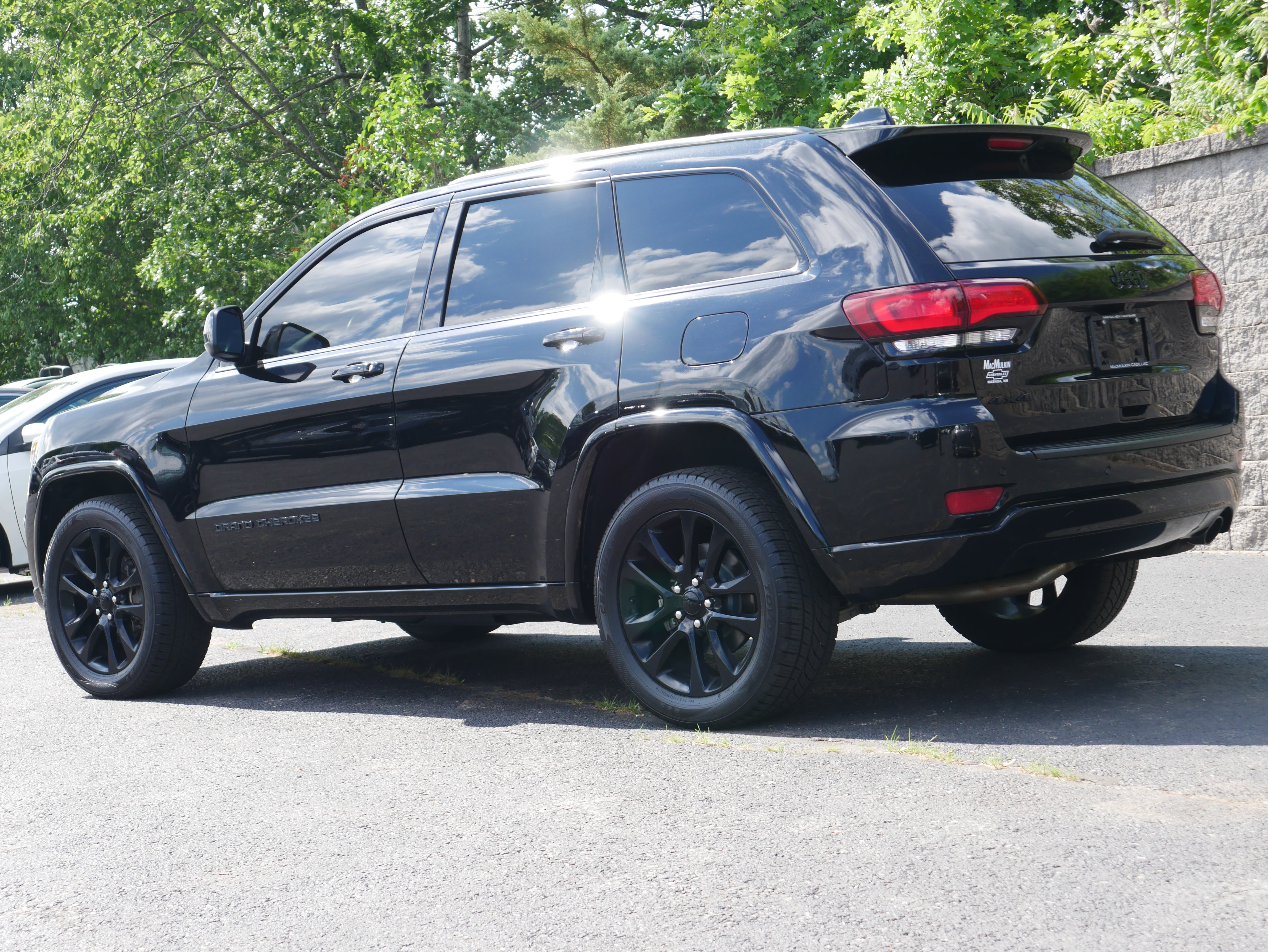Used 2020 Jeep Grand Cherokee Altitude AWD/4WD image 4