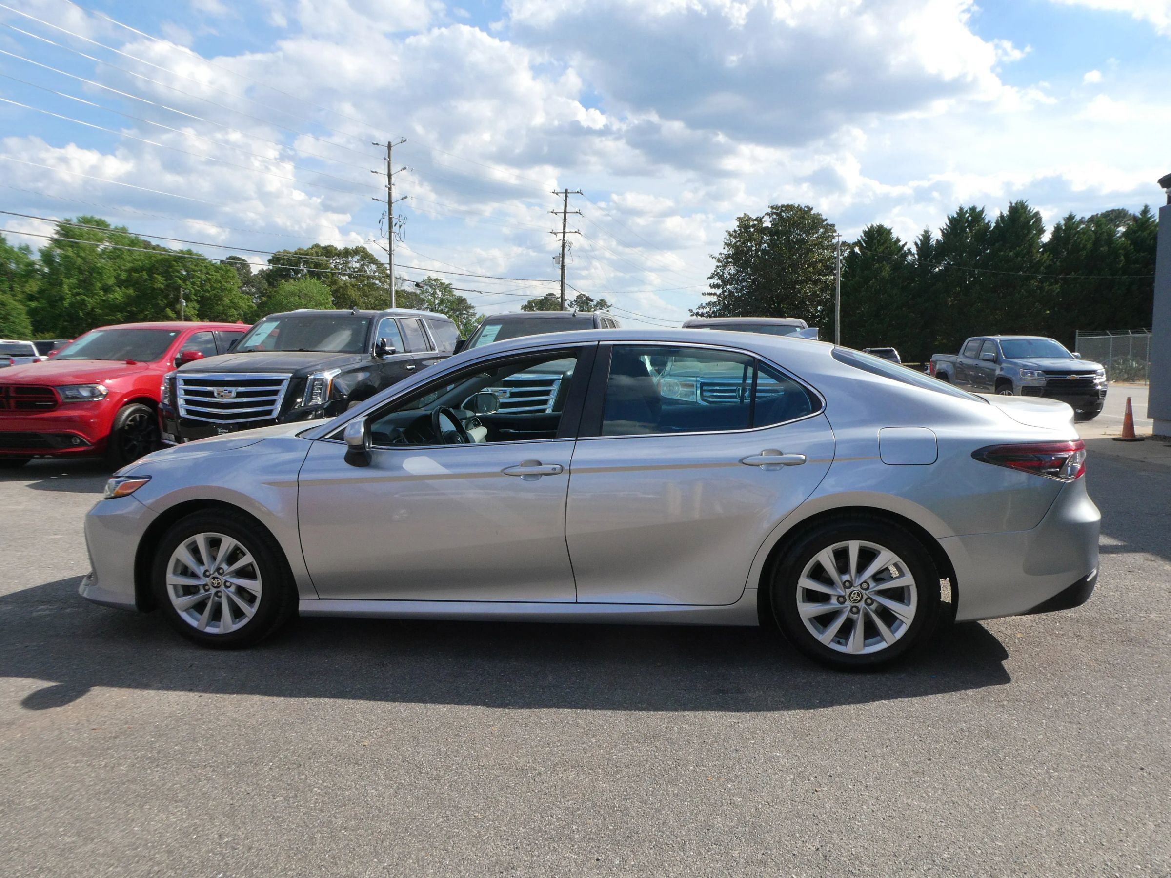 Used 2022 Toyota Camry LE FWD image 9