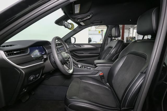 Used 2023 Jeep Grand Cherokee L Laredo AWD/4WD image 40