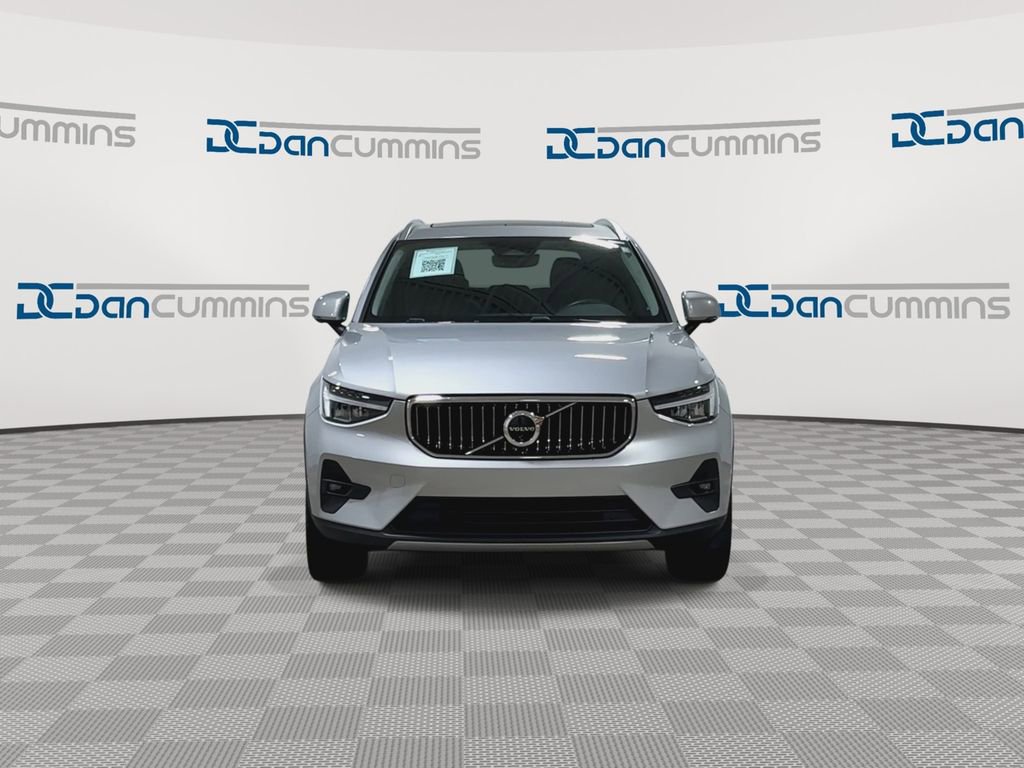 Used 2024 Volvo XC40 B5 Plus image 3