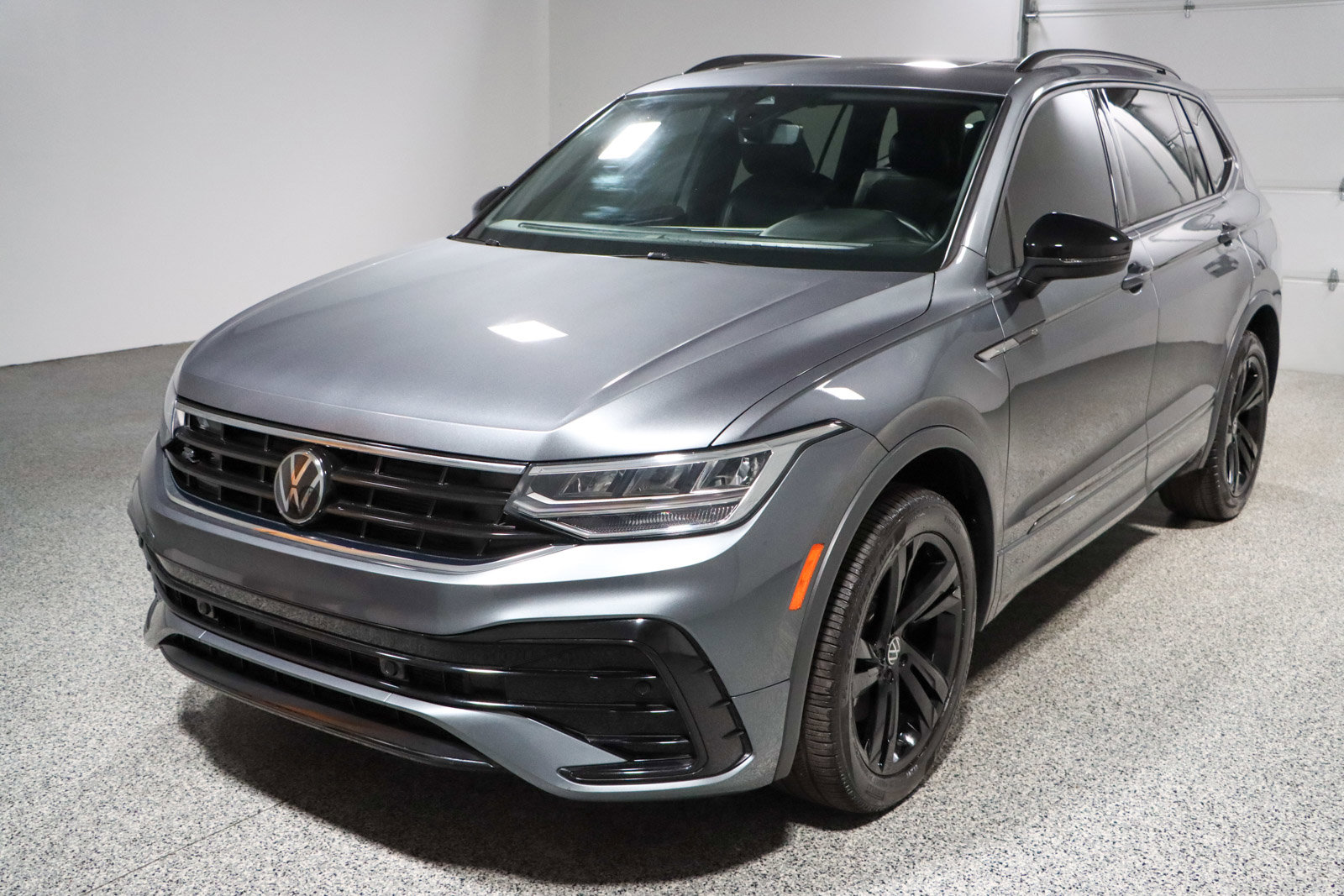 Used 2023 Volkswagen Tiguan SE R-Line FWD image 33