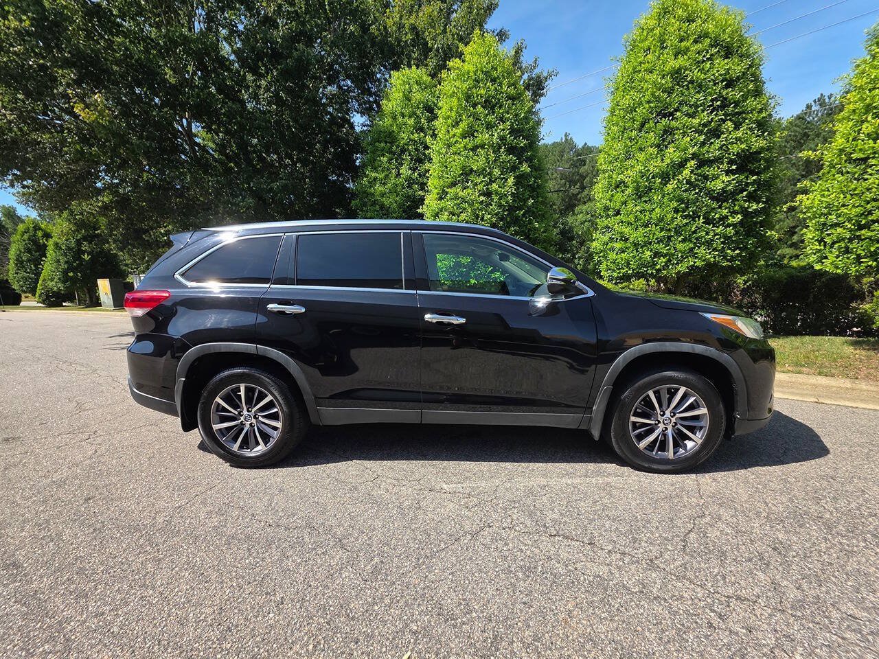 Used 2019 Toyota Highlander XLE AWD/4WD image 6