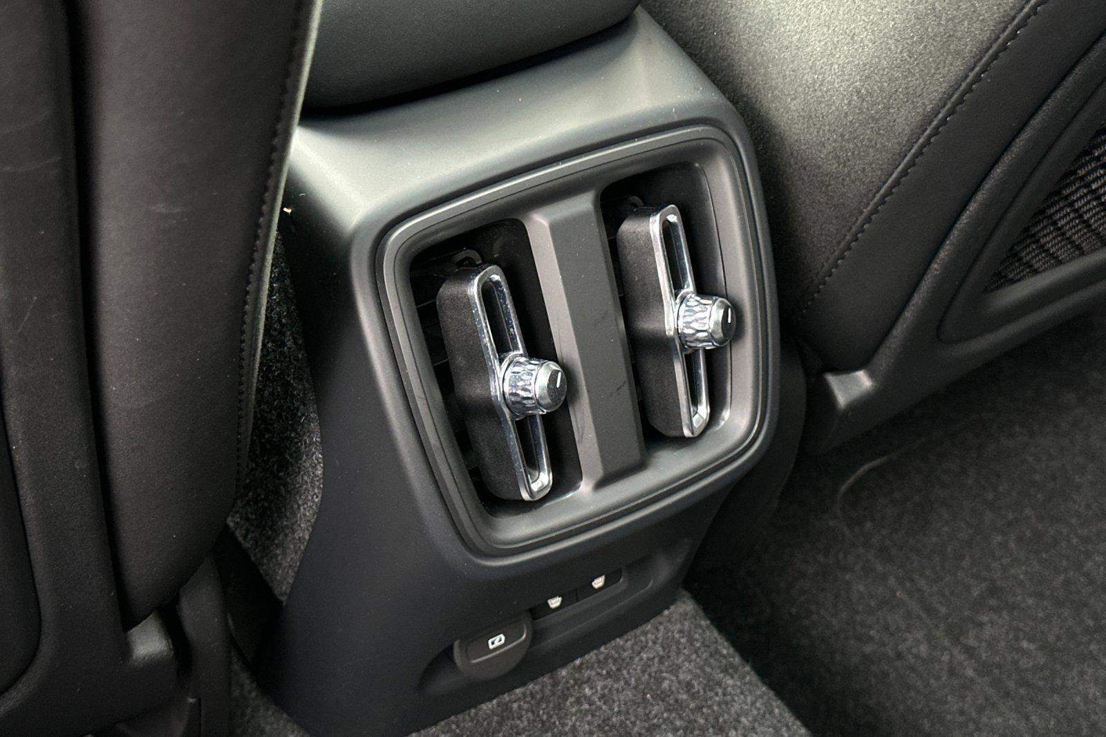 Used 2023 Volvo XC40 Recharge Ultimate w/ Protection Package Premier image 13