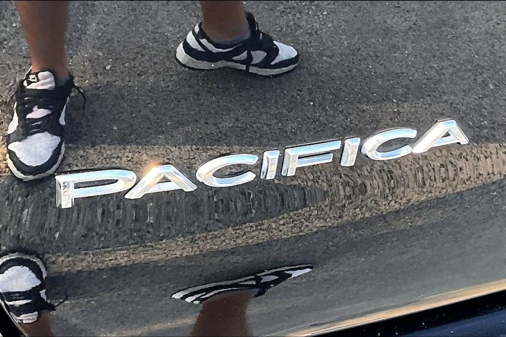 Used 2024 Chrysler Pacifica Limited FWD image 8
