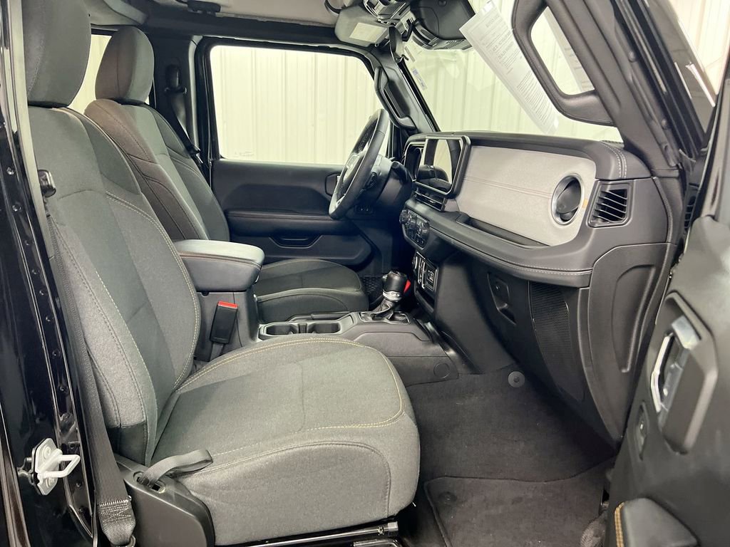 Used 2025 Jeep Wrangler Sahara image 21
