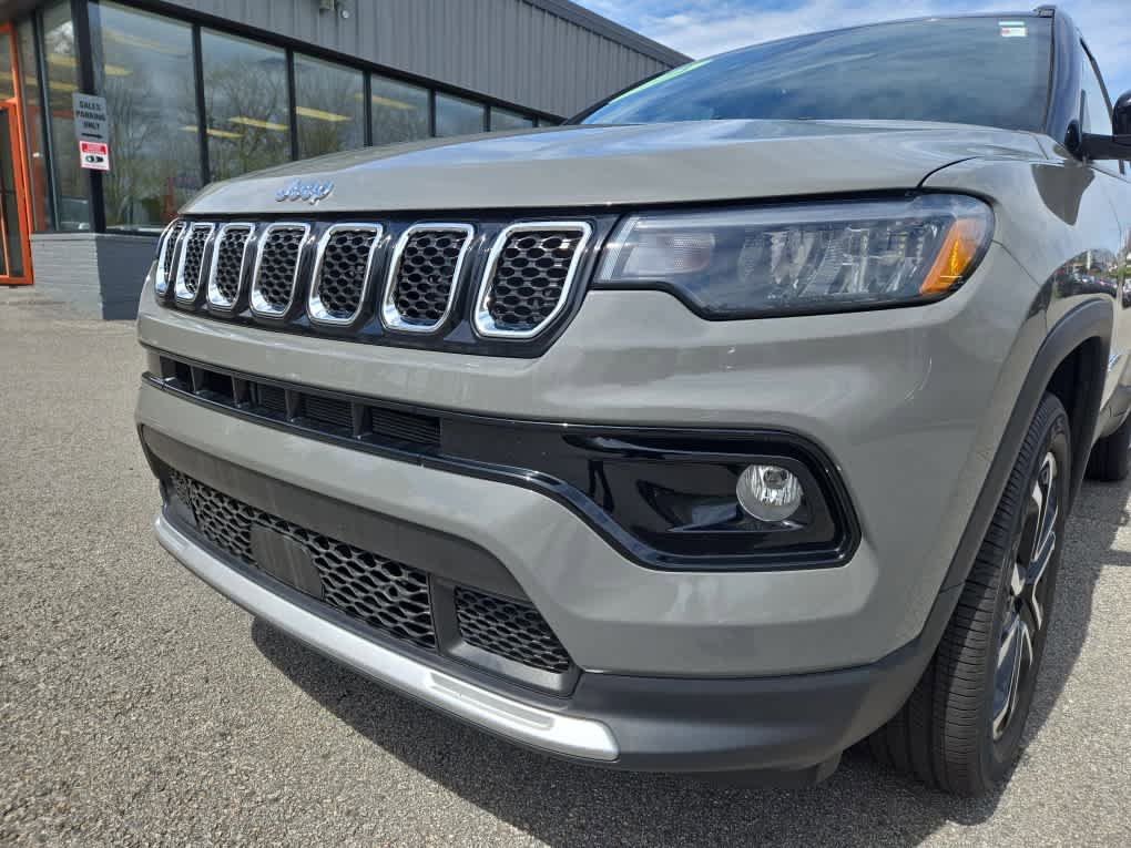Used 2024 Jeep Compass Limited AWD/4WD image 9