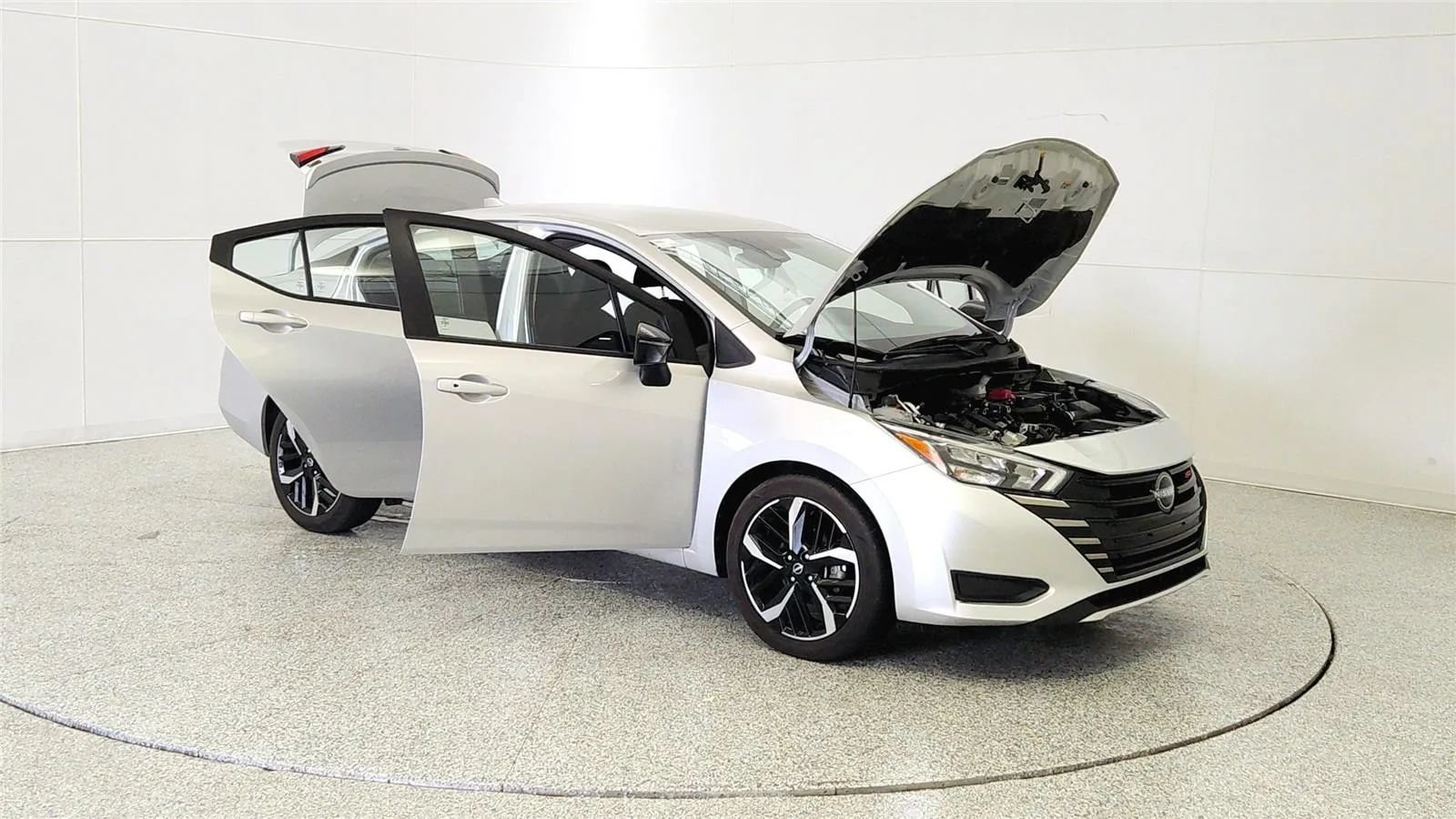 Used 2024 Nissan Versa SR FWD image 9