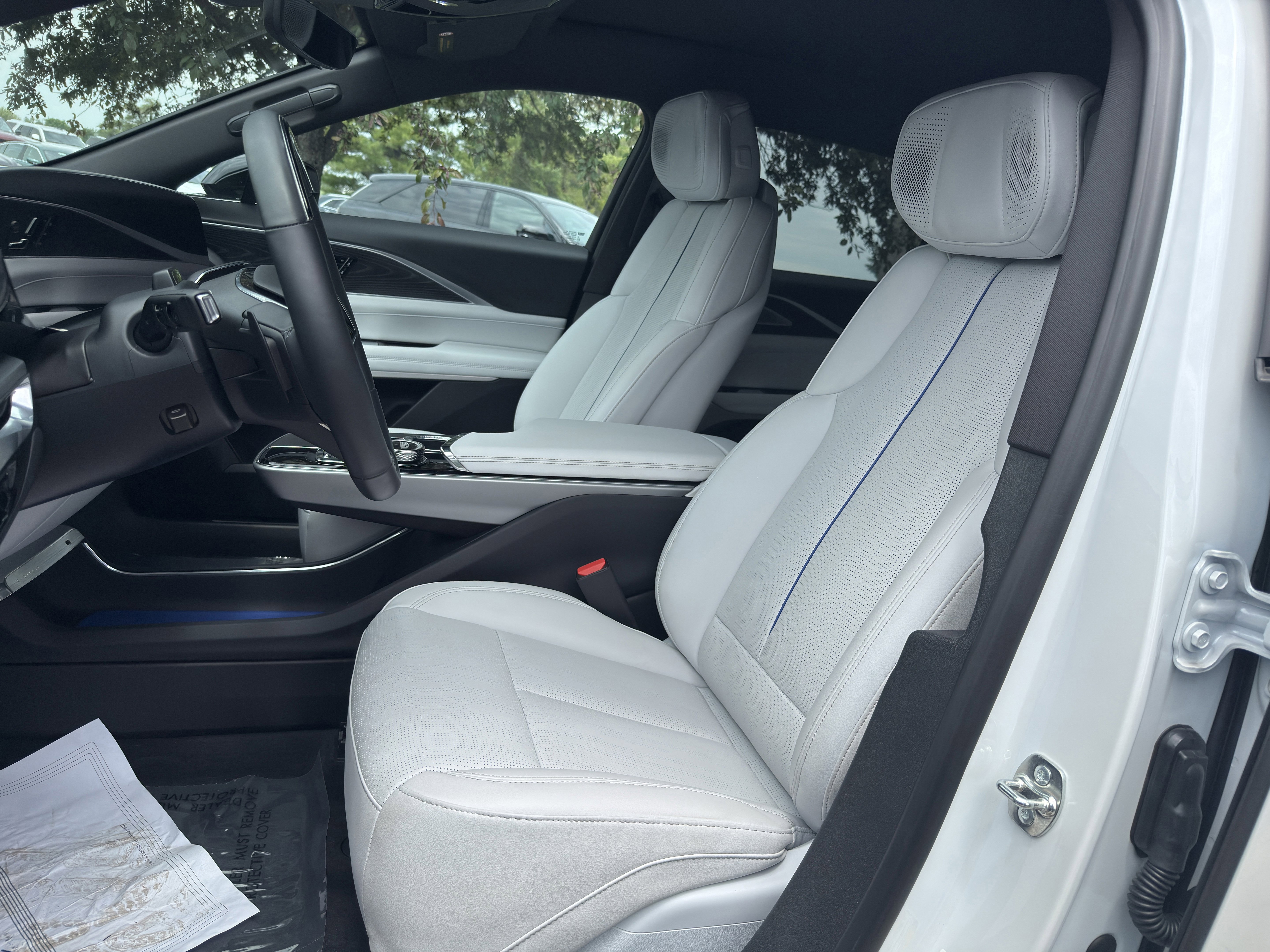 Used 2025 Cadillac Lyriq Luxury AWD/4WD image 19