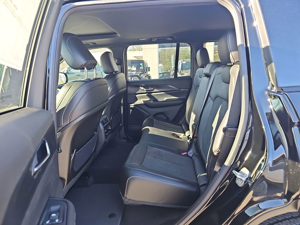 New 2025 Jeep Grand Cherokee Altitude image 13