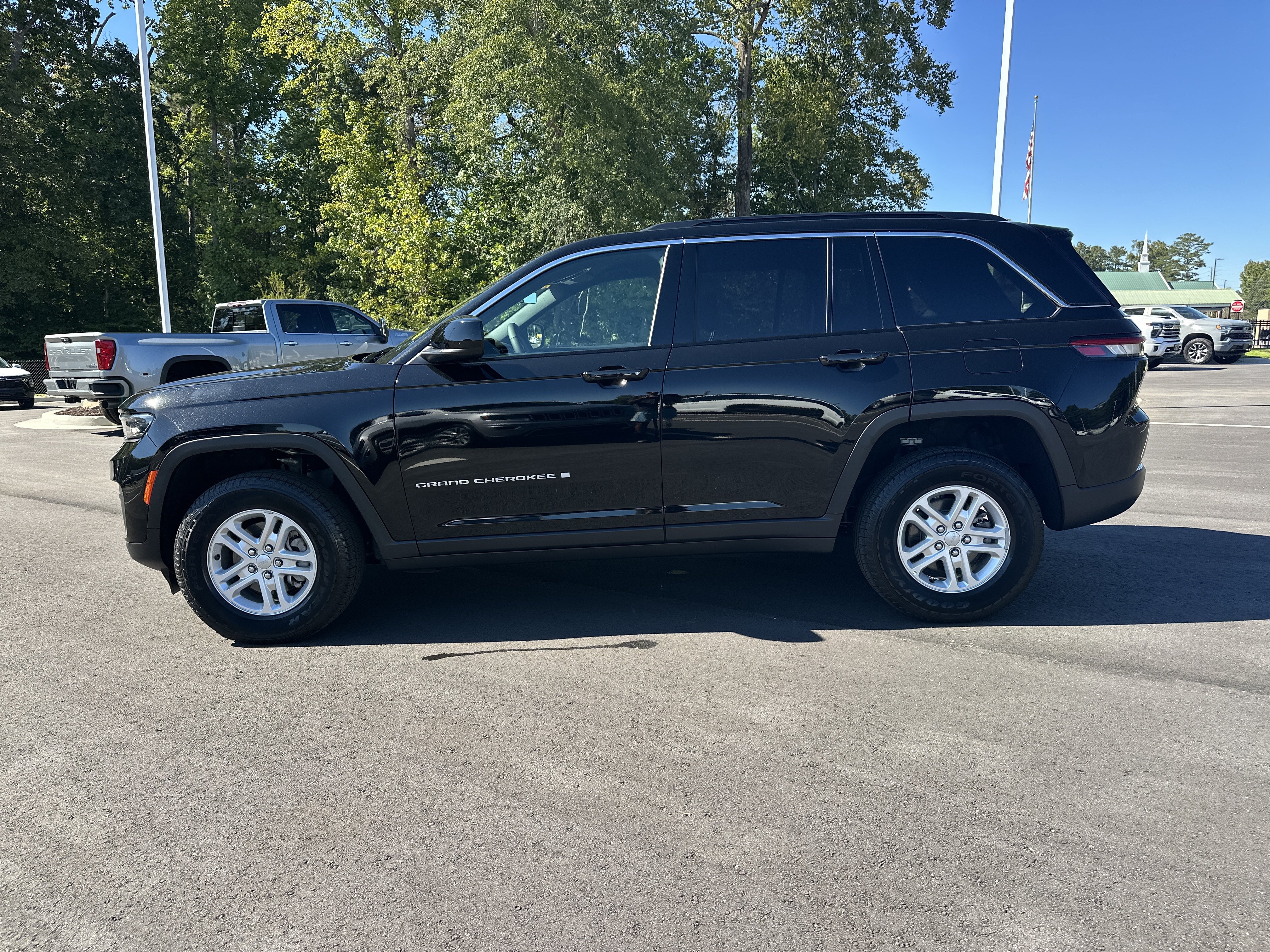 Used 2025 Jeep Grand Cherokee Laredo w/ Luxury Tech Group I RWD image 5