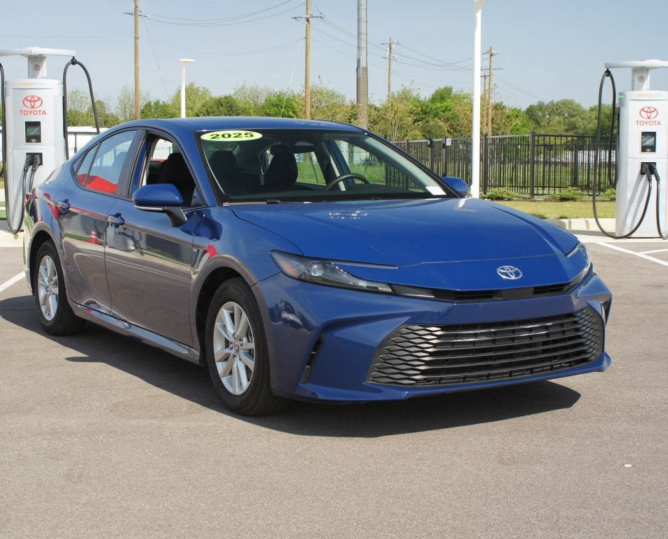 Used 2025 Toyota Camry LE FWD image 2