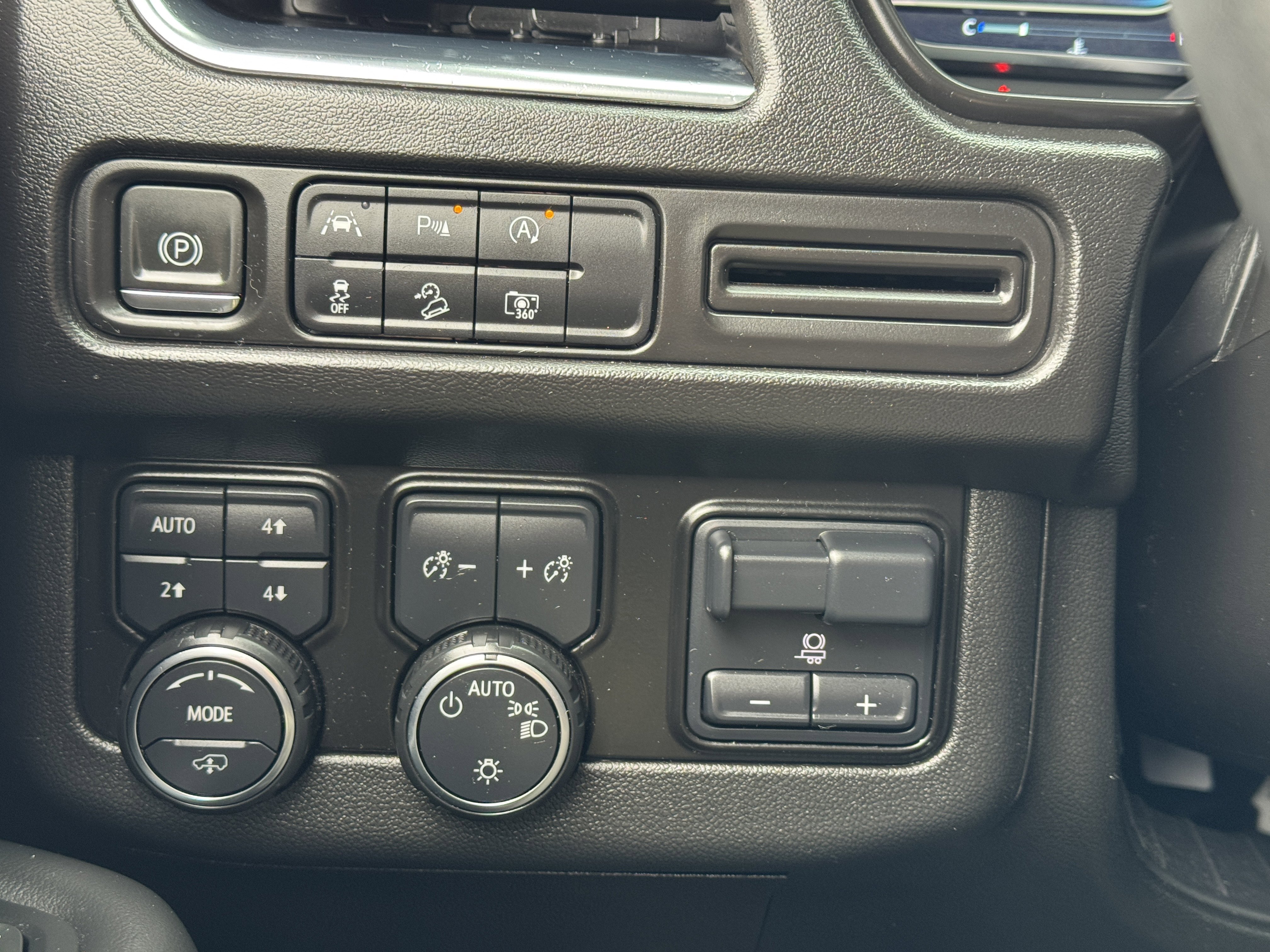 Used 2023 Chevrolet Tahoe Z71 w/ Z71 Off-Road Package image 32