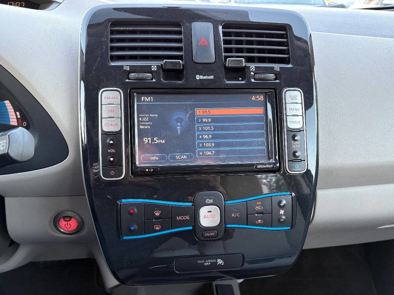 Used 2011 Nissan Leaf SL image 20