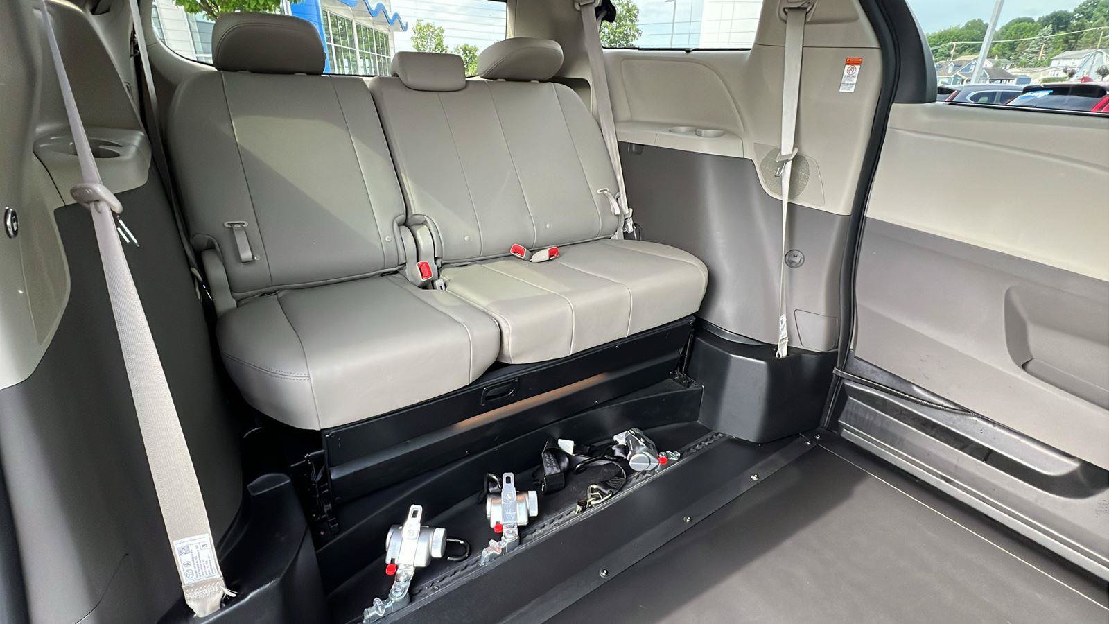 Used 2020 Toyota Sienna XLE w/ XLE Navigation Package FWD image 16