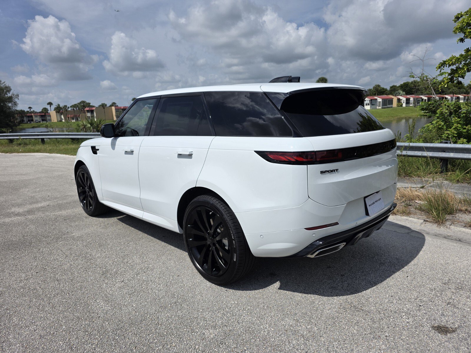 New 2026 Land Rover Range Rover Sport Dynamic SE AWD/4WD image 2