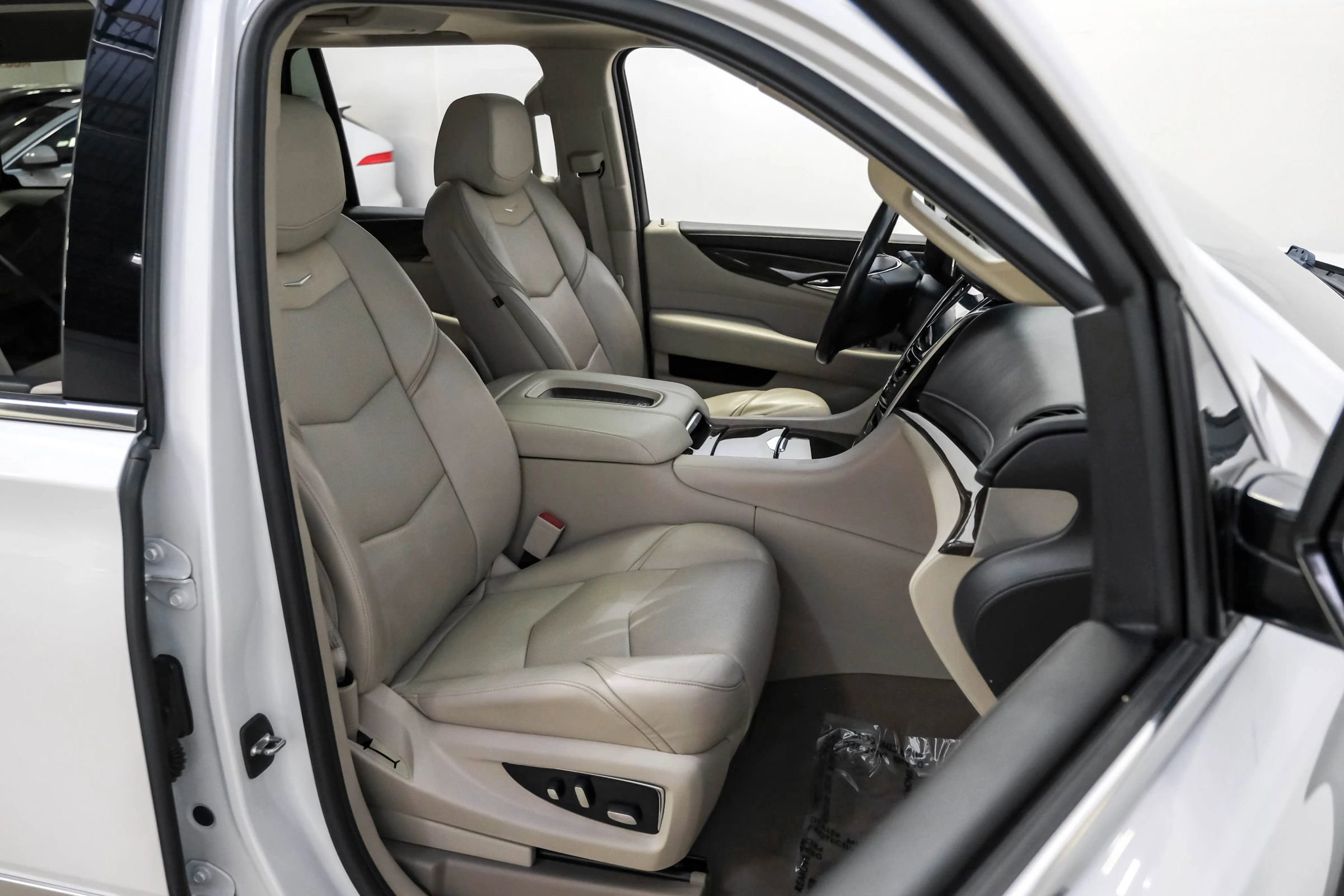 Used 2020 Cadillac Escalade Luxury RWD image 25
