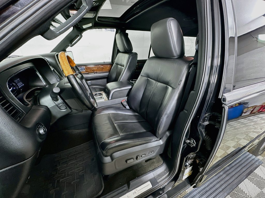 Used 2017 Lincoln Navigator L Select RWD image 25