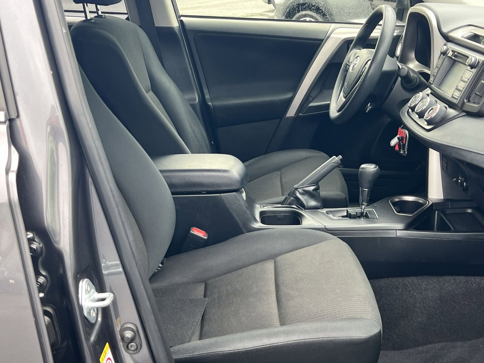 Used 2018 Toyota RAV4 LE w/ Carpet Mat Package FWD image 29