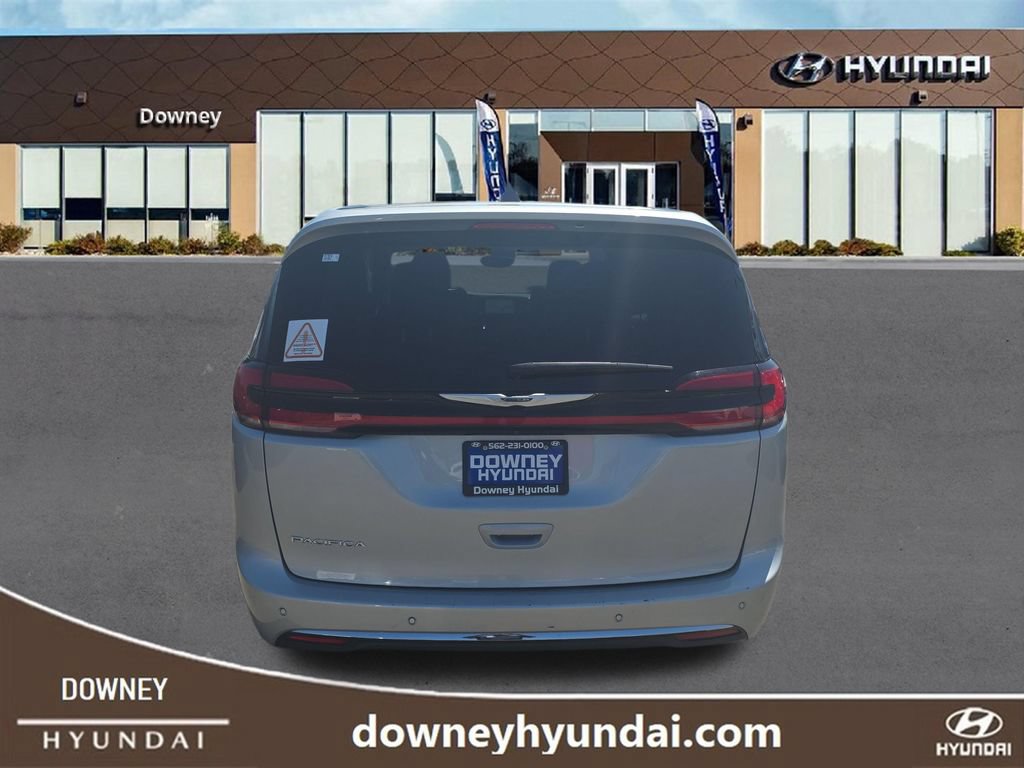 Used 2024 Chrysler Pacifica Touring-L FWD image 4